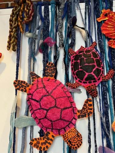 Småtrinnet har fingerheklet havet. Mellomtrinnet og ungdomstrinnet har laget alle skapningene i havet. 